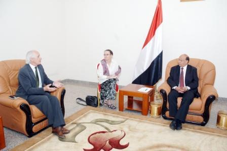 نائب الرئيس لدى لقائه مسؤول الشرق الأوسط بالمفوضية الأوروبية أمس